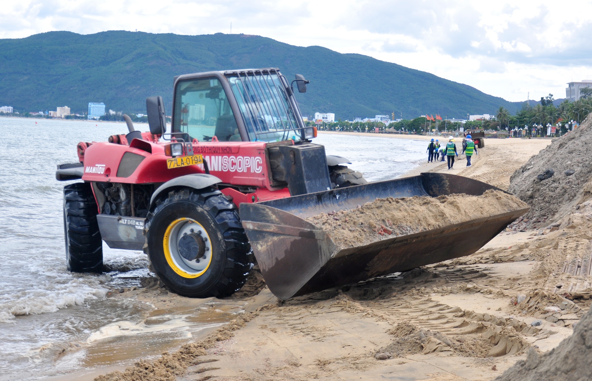 Don suc don sach bai bien Quy Nhon hinh anh