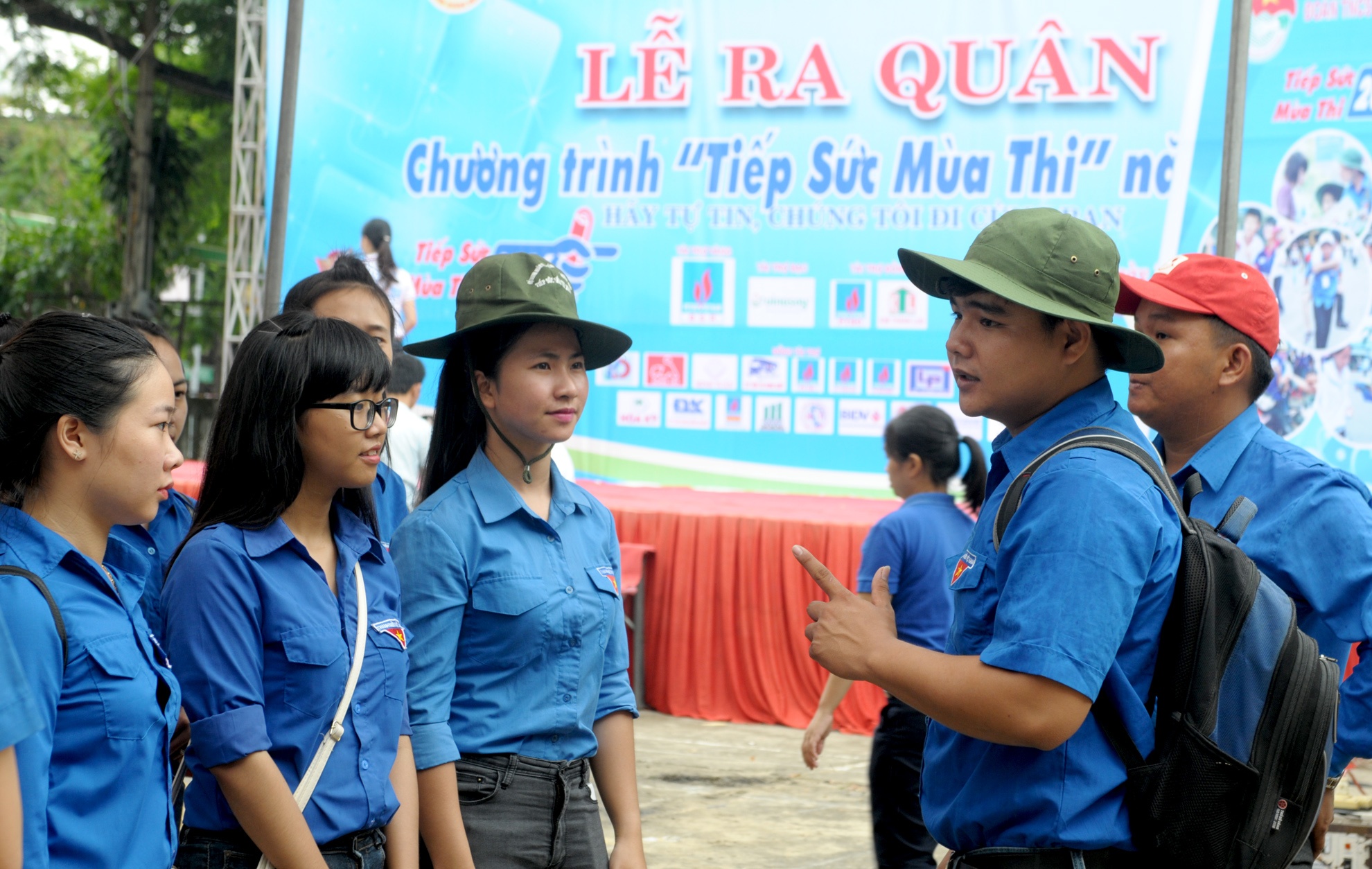 Suat com mien phi, chuyen xe yeu thuong cho thi sinh hinh anh