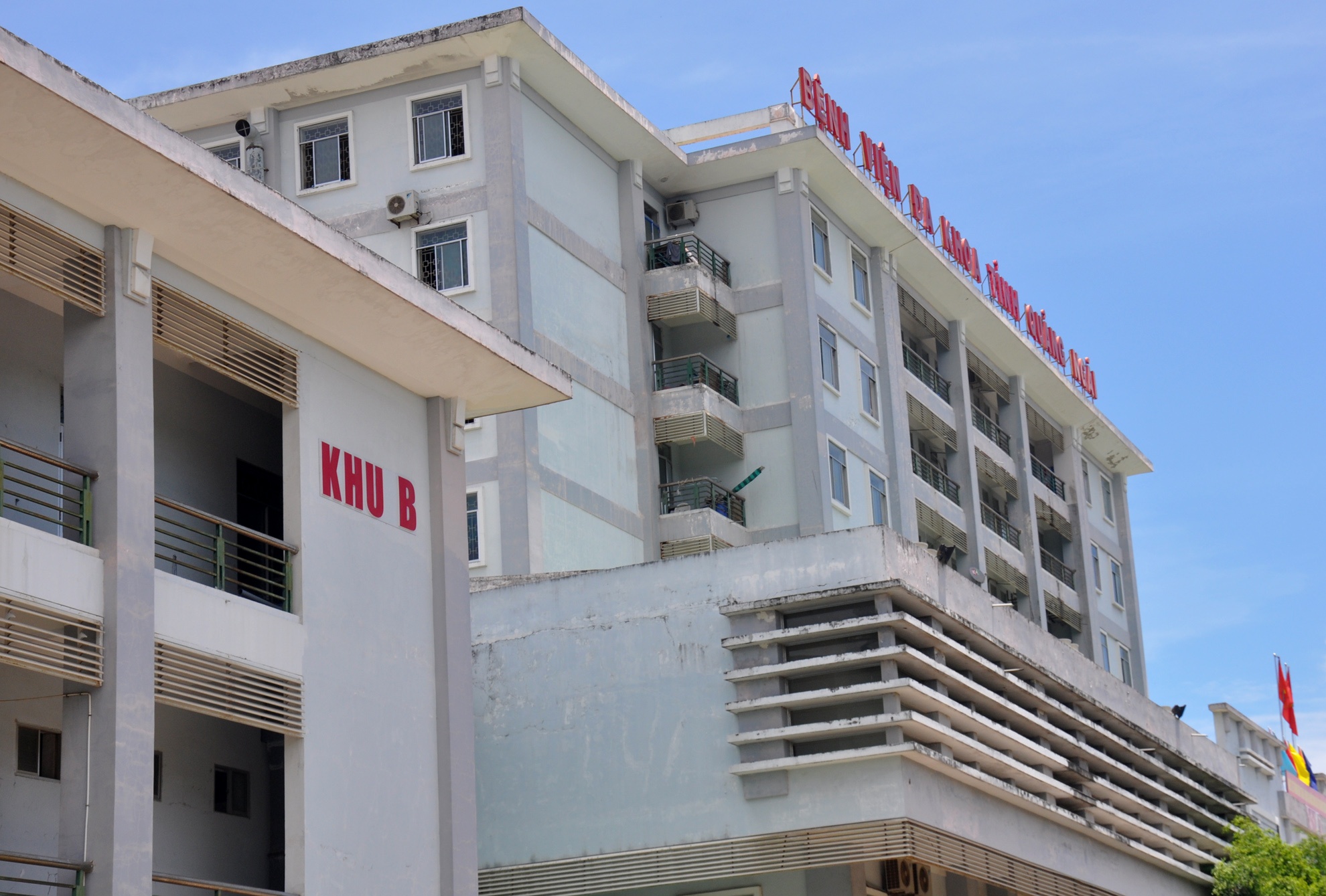 Co gai 19 tuoi nhay tu lau 7 benh vien hinh anh