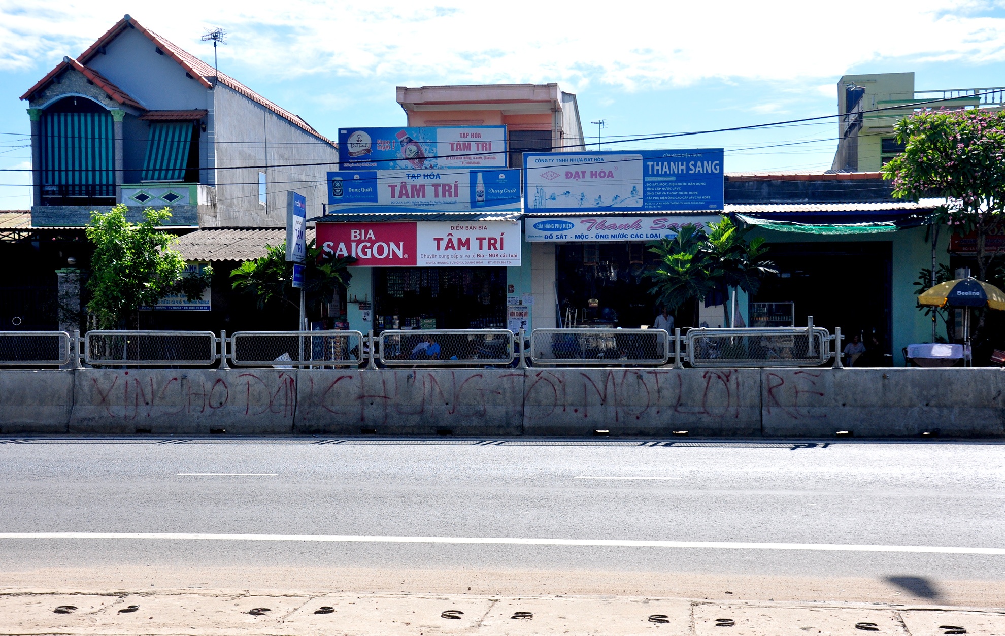 Dan treo qua dai phan cach quoc lo 1 anh 10