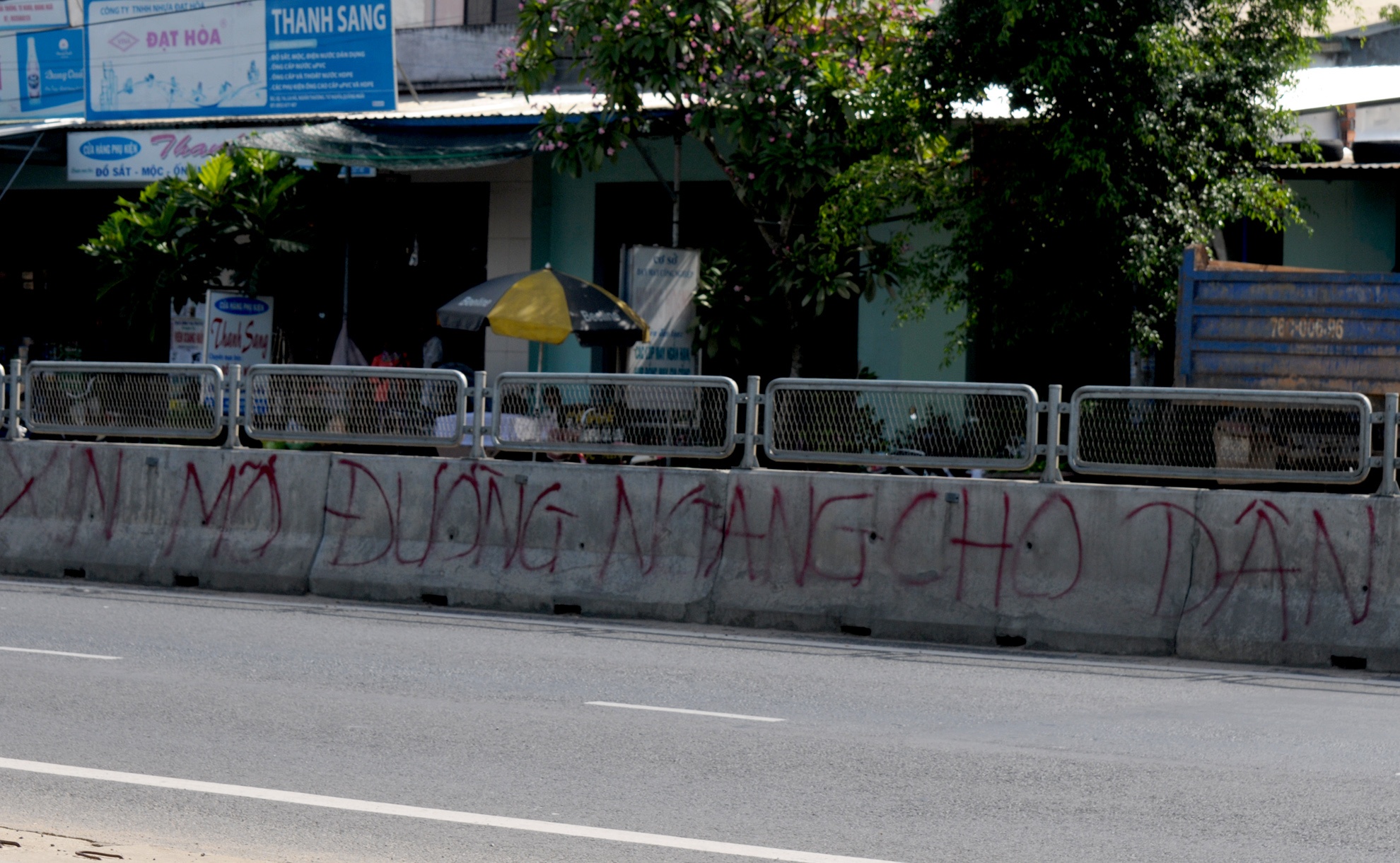 Dan treo qua dai phan cach quoc lo 1 anh 11