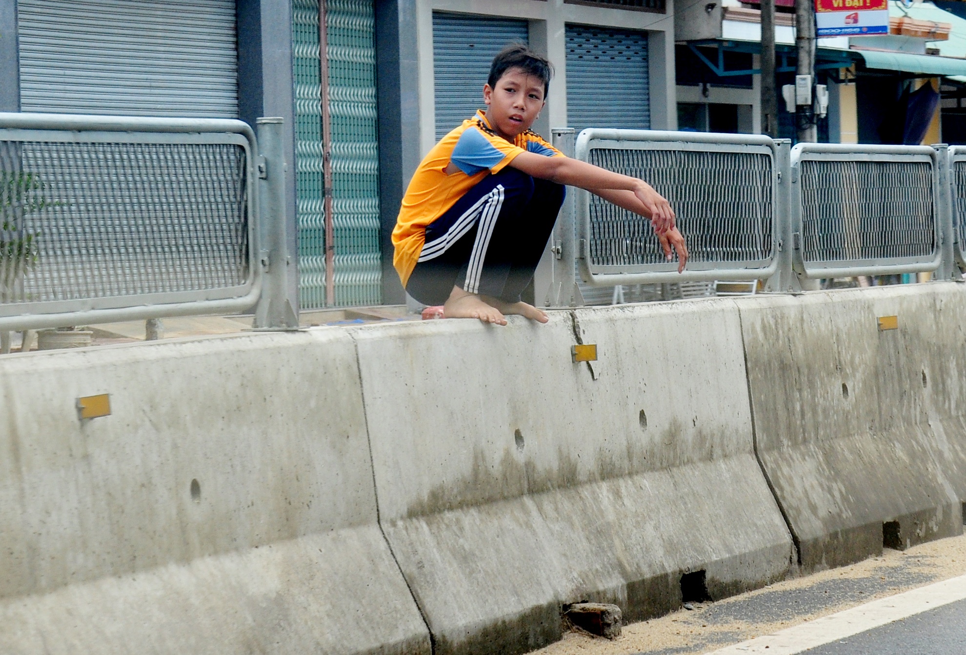 Dan treo qua dai phan cach quoc lo 1 anh 2