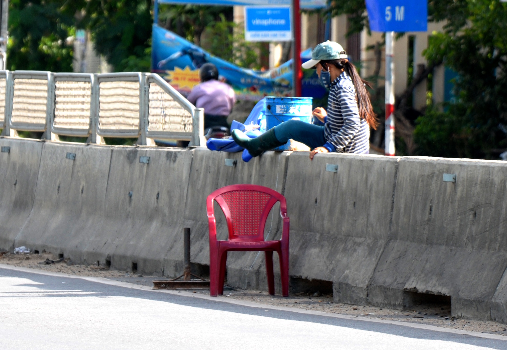 Dan treo qua dai phan cach quoc lo 1 anh 3