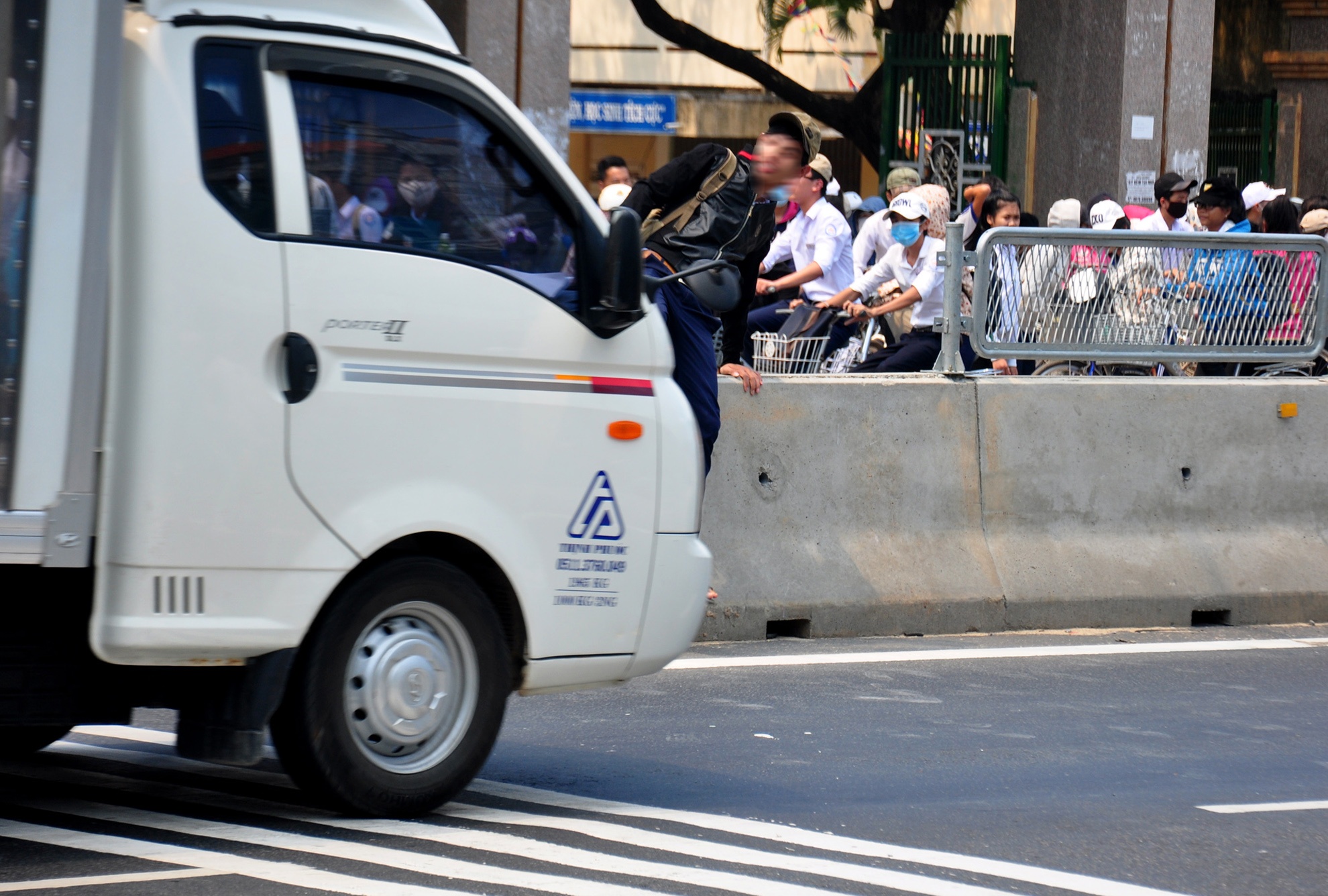 Dan treo qua dai phan cach quoc lo 1 anh 4