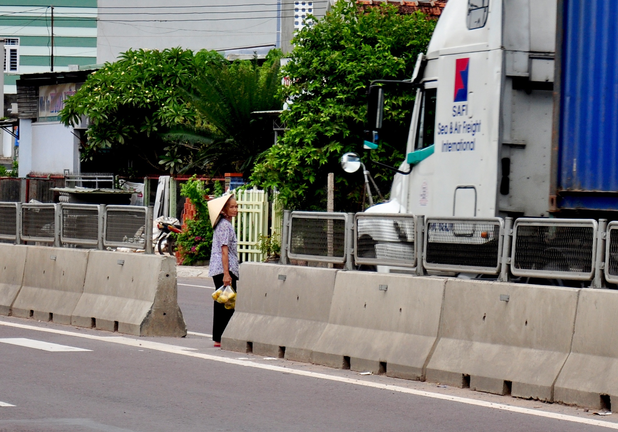 Dan treo qua dai phan cach quoc lo 1 anh 5