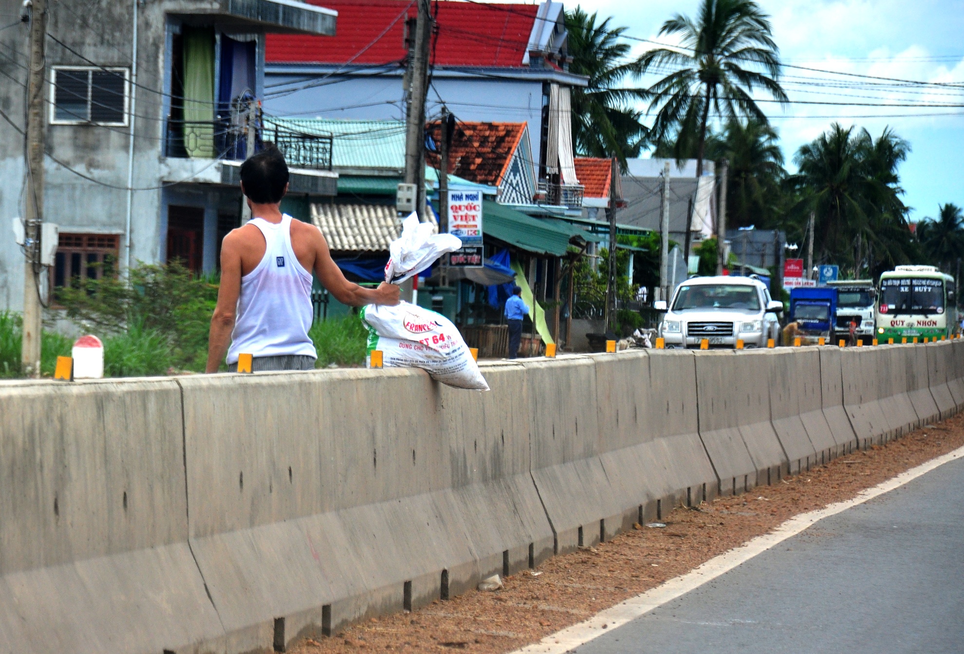 Dan treo qua dai phan cach quoc lo 1 anh 6