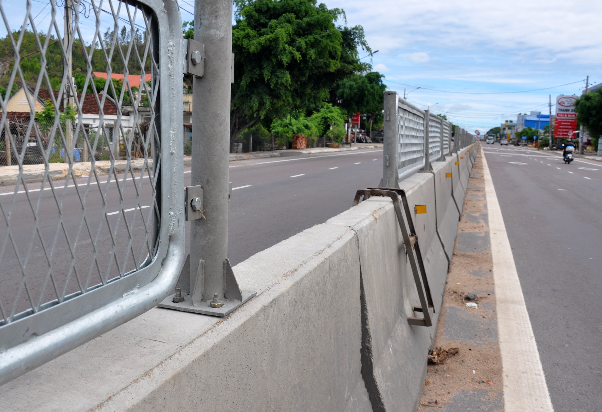 Dan treo qua dai phan cach quoc lo 1 anh 7