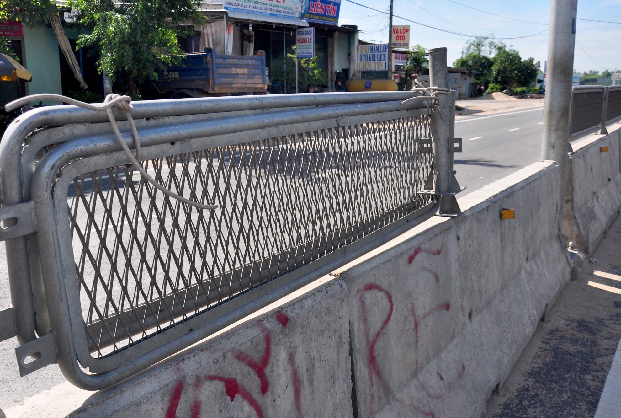 Dan treo qua dai phan cach quoc lo 1 anh 8