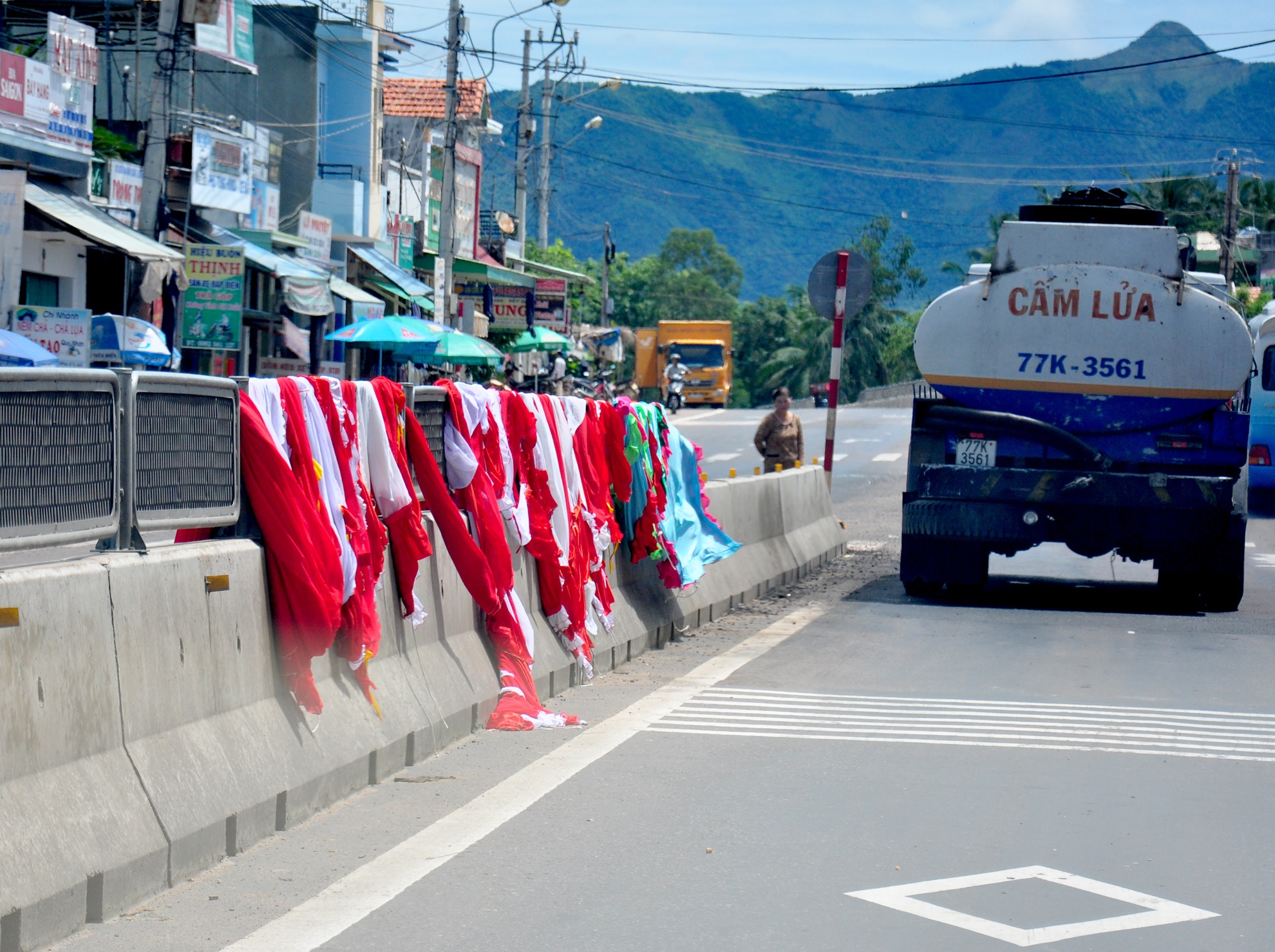 Dan treo qua dai phan cach quoc lo 1 anh 9