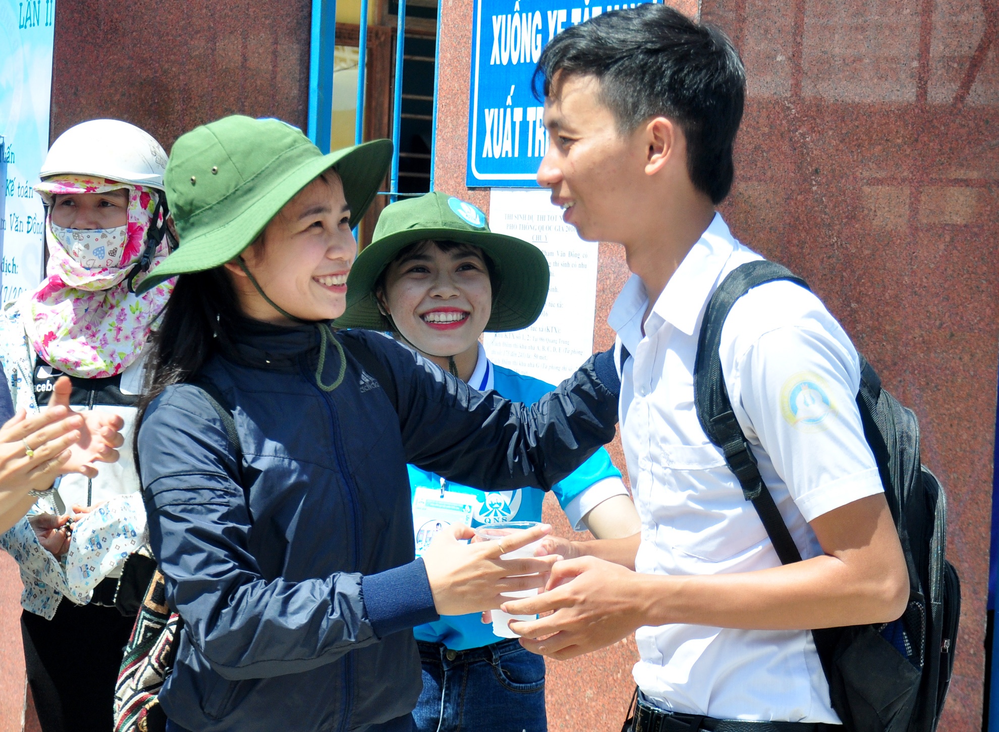 Suat com mien phi tiep suc mua thi anh 8