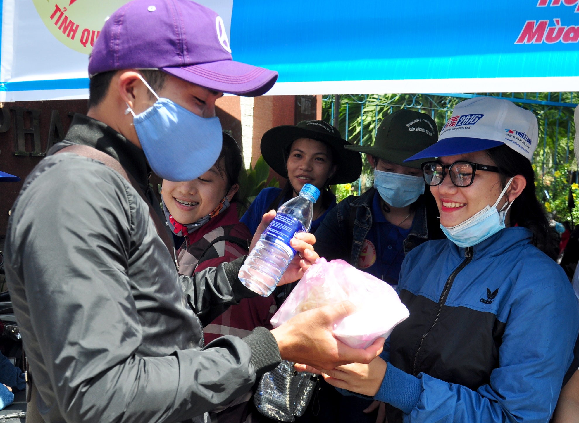 Suat com mien phi tiep suc mua thi anh 9