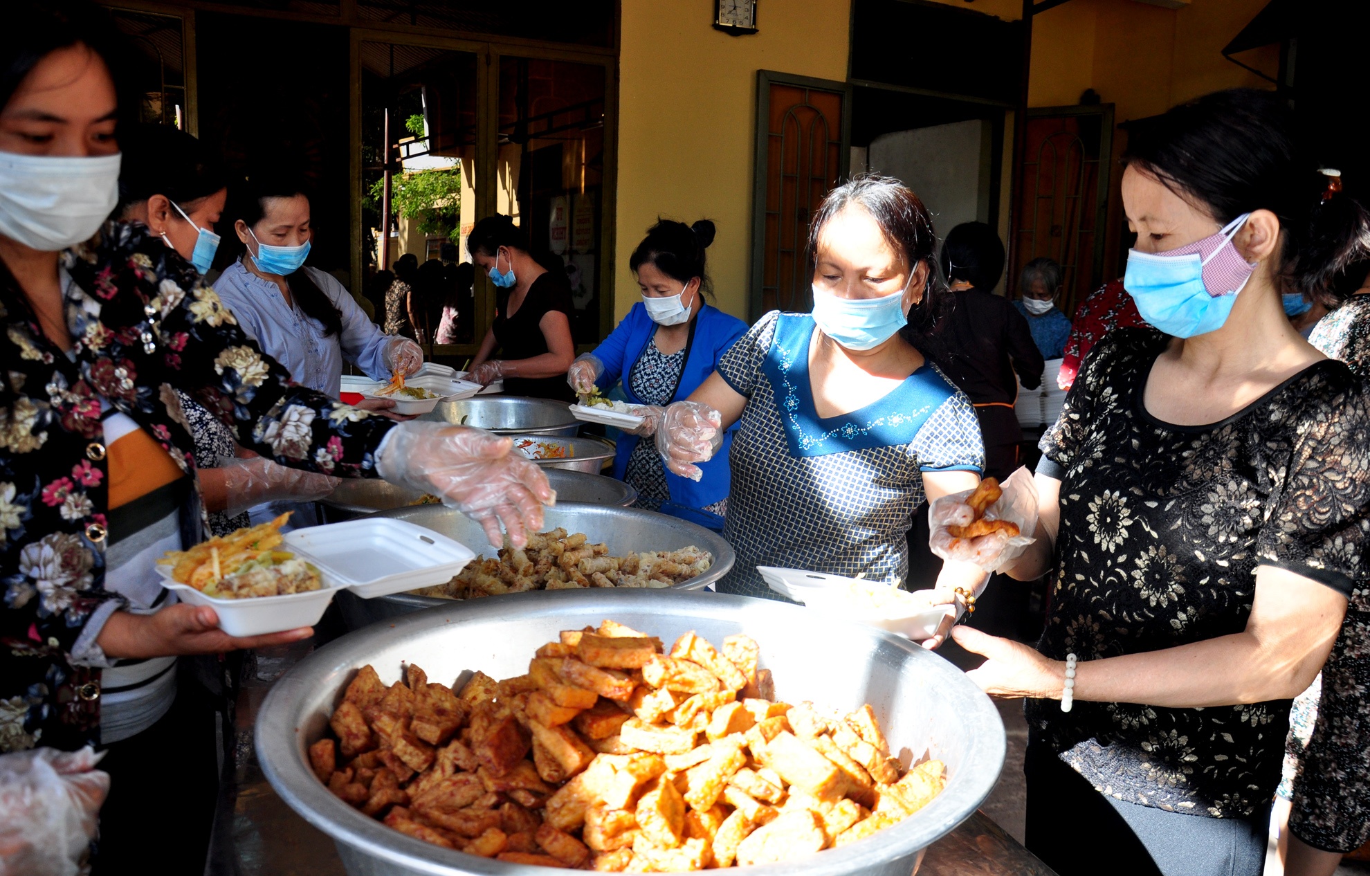 Suat com mien phi tiep suc mua thi anh 1