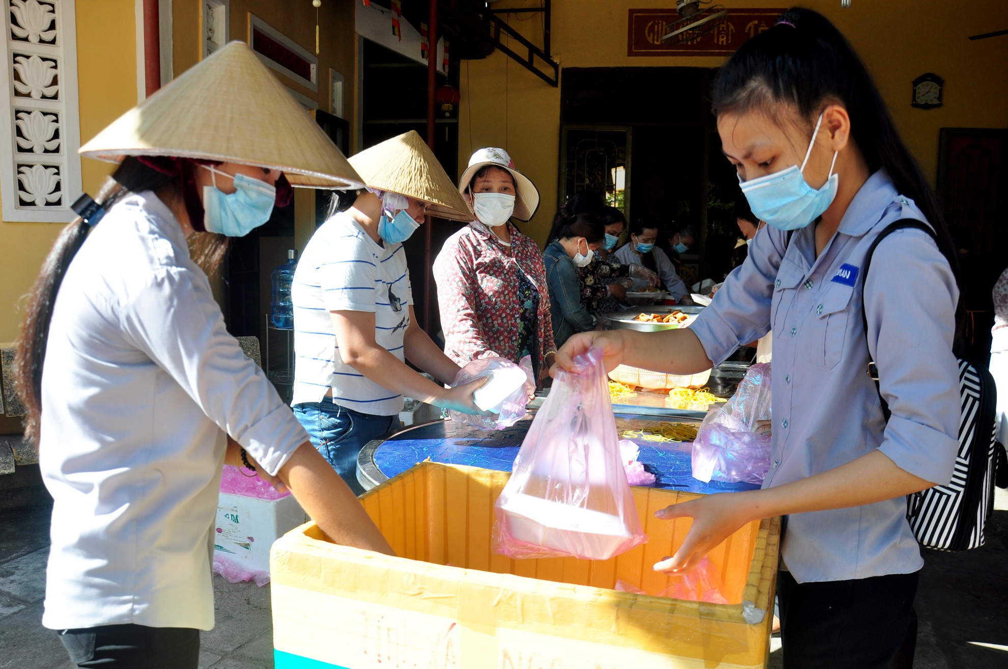 Hang tram phat tu chung tay lo suat an mien phi cho thi sinh hinh anh