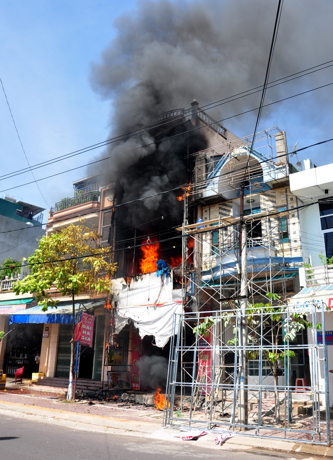 Chay cua hang giua trung tam thanh pho anh 1