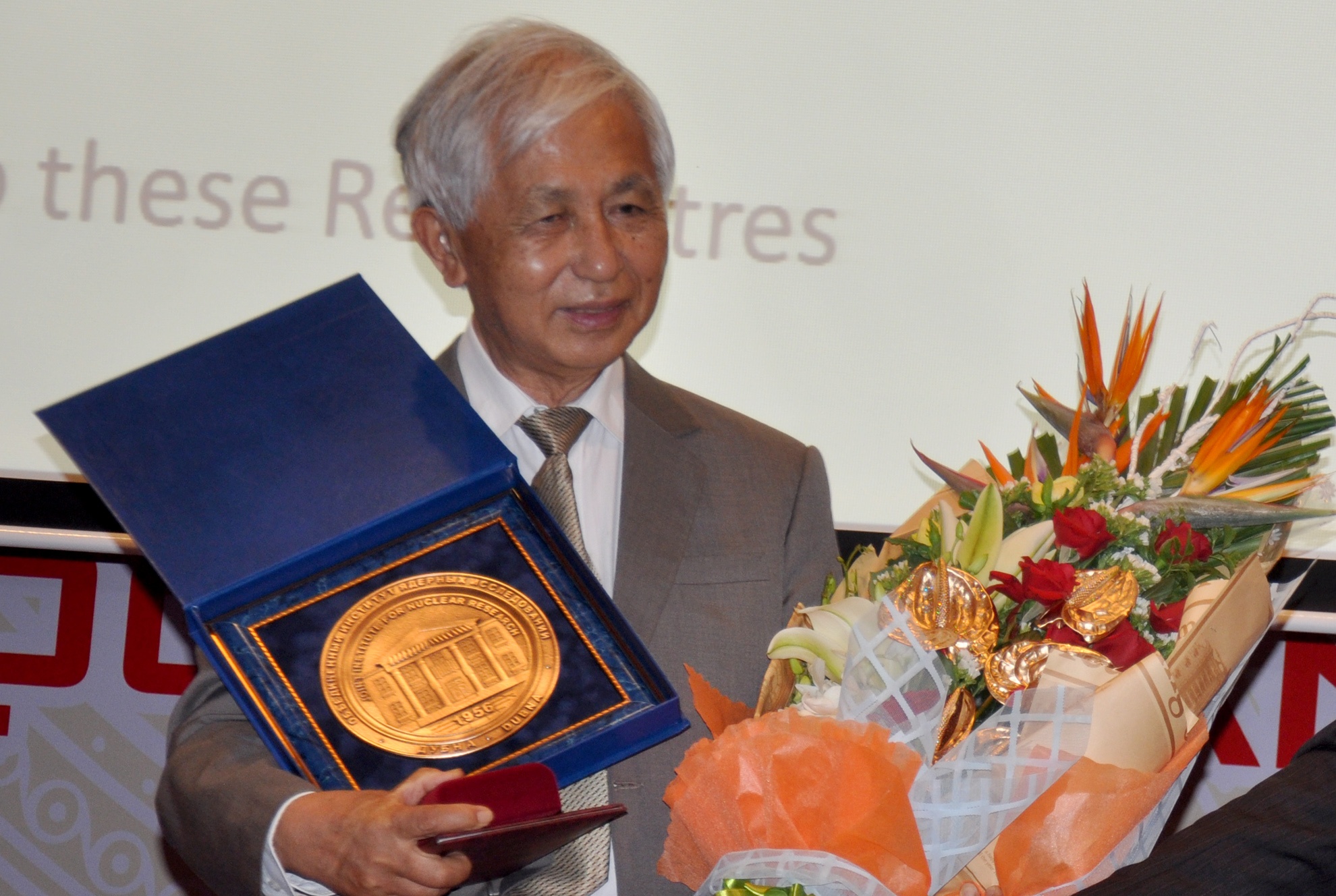 Vien Nghien cuu nguyen tu Nga vinh danh GS Tran Thanh Van hinh anh