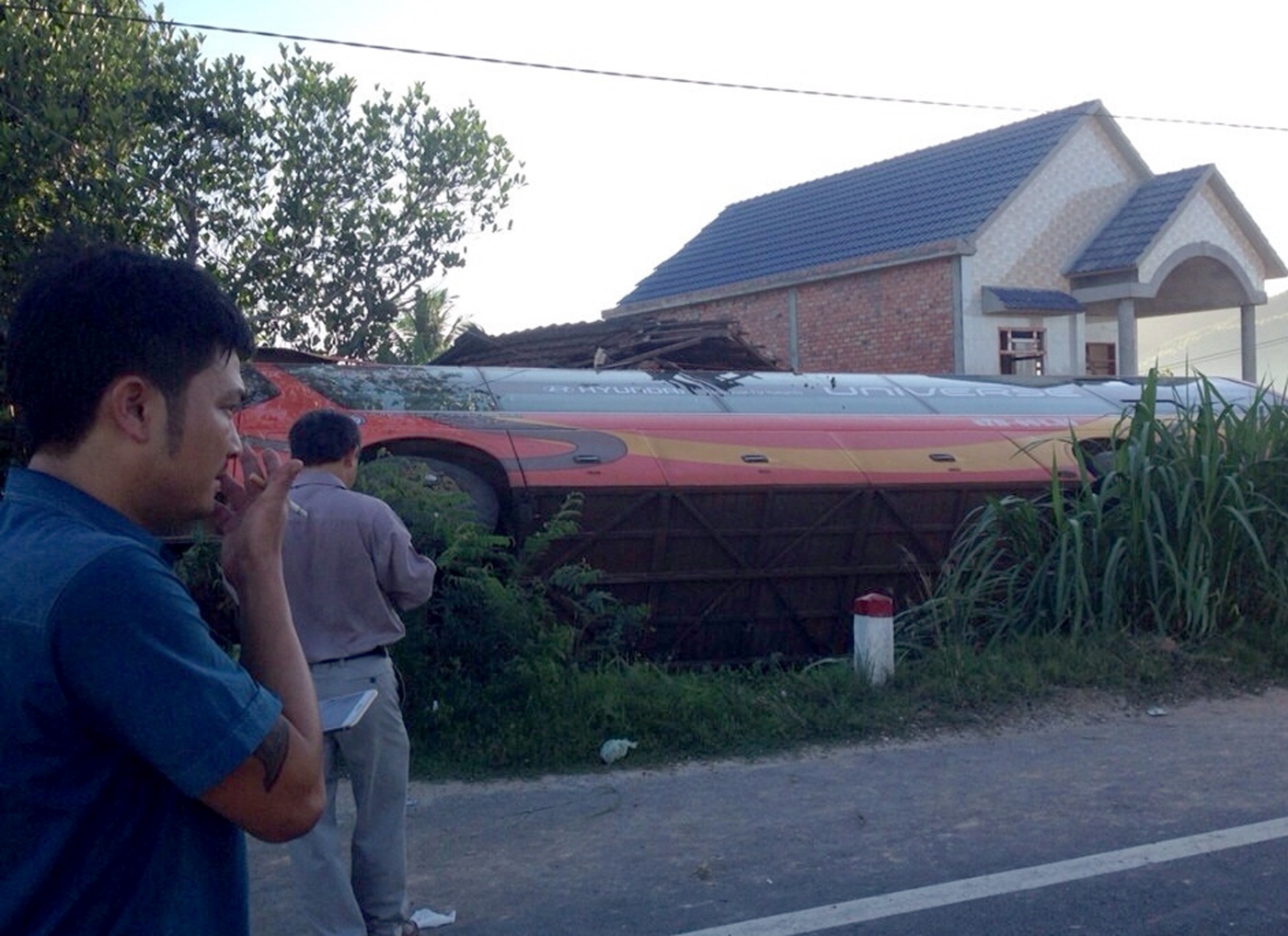 xe khach tong sap nha dan anh 2