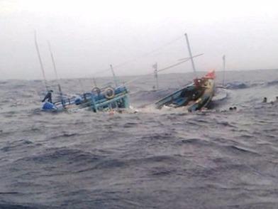 Ba the he di tren tau ca bi tau Trung Quoc dam chim hinh anh