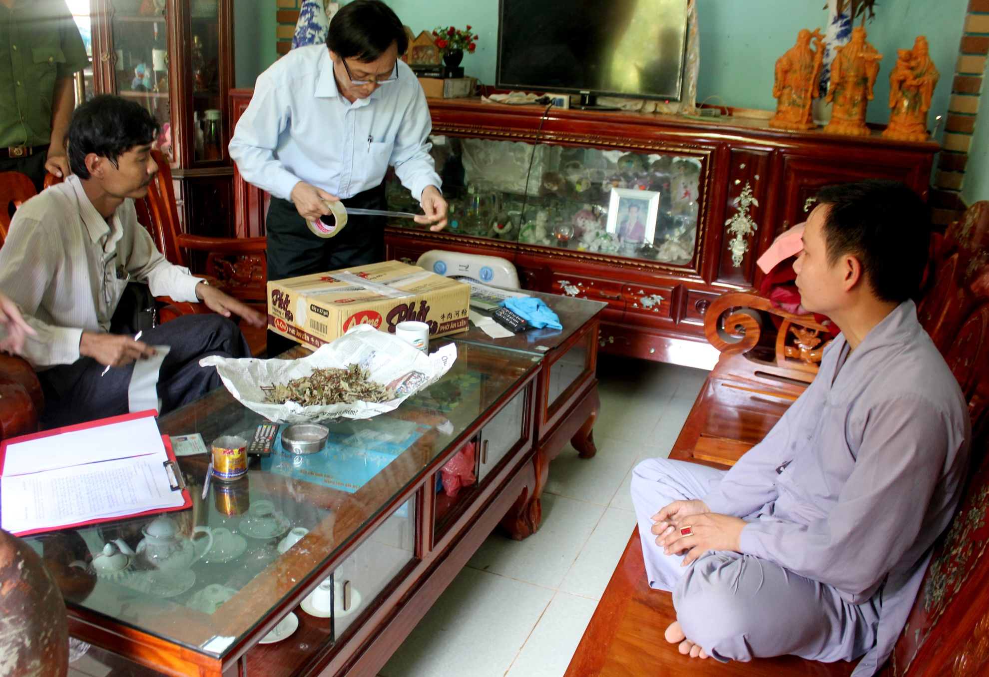 Phat 30 trieu dong thay lang chua benh nan y bang dao lam hinh anh