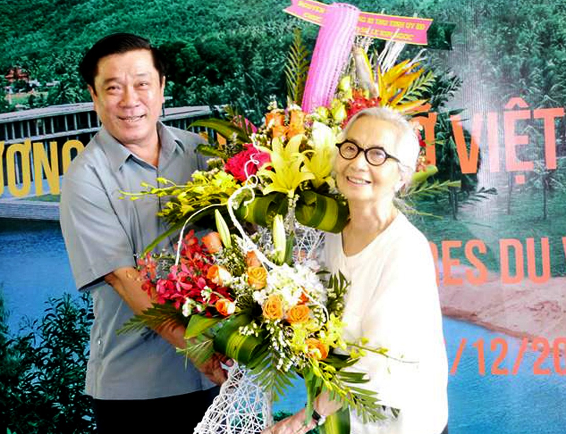 GS Le Kim Ngoc nhan huan chuong Bac dau boi tinh cua Phap hinh anh