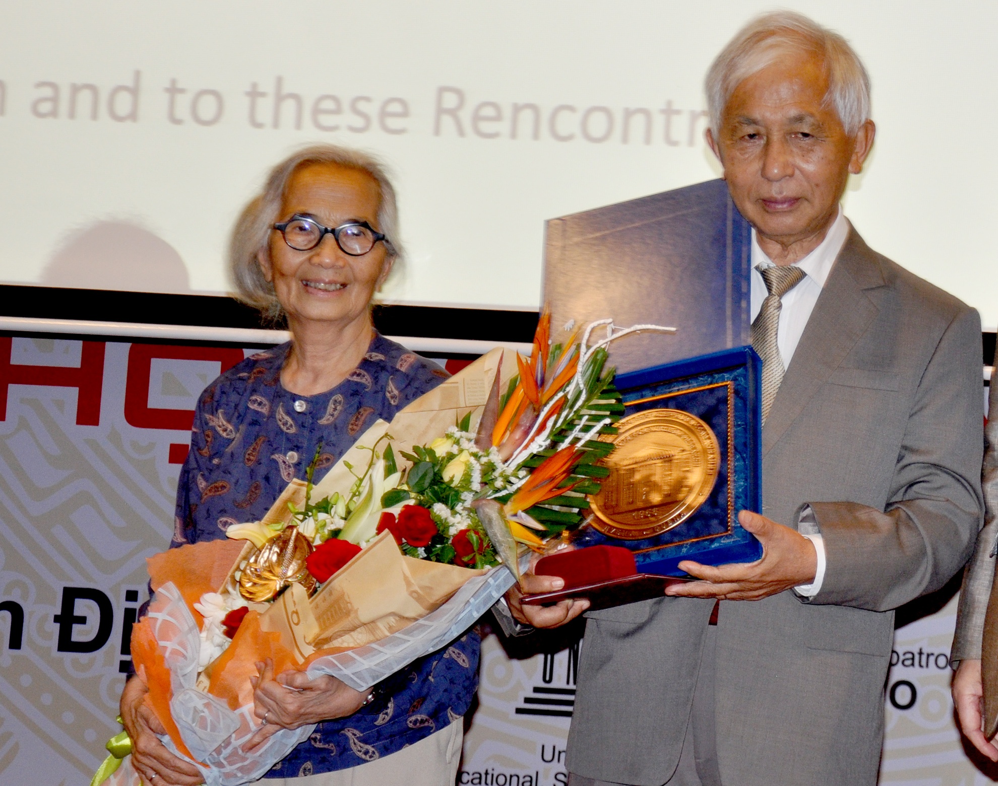 GS Le Kim Ngoc  duoc Phap tang huan chuong Bac dau boi tinh anh 2