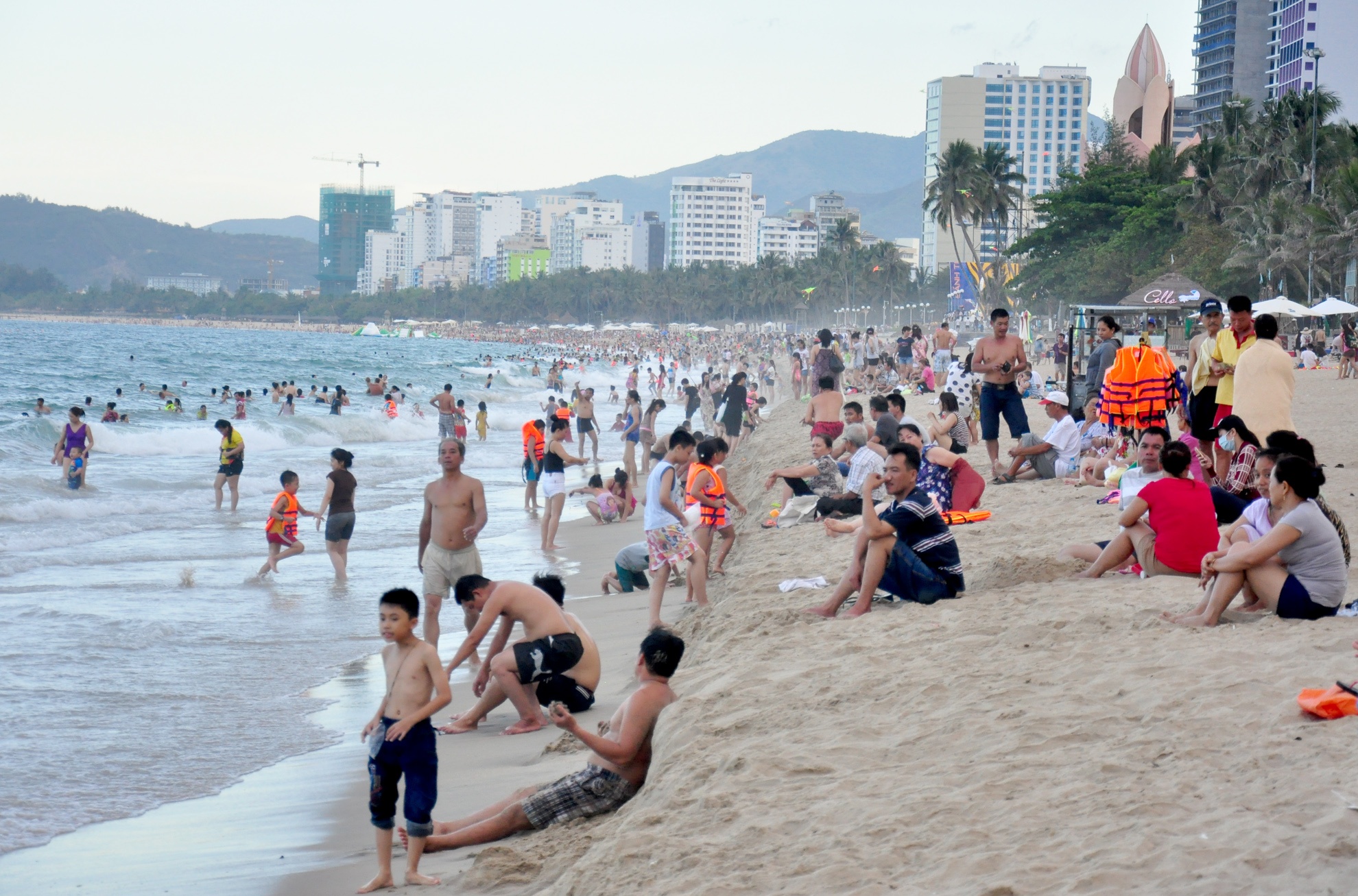 Bai bien mien Trung dong nghet du khach ngay nang nong hinh anh