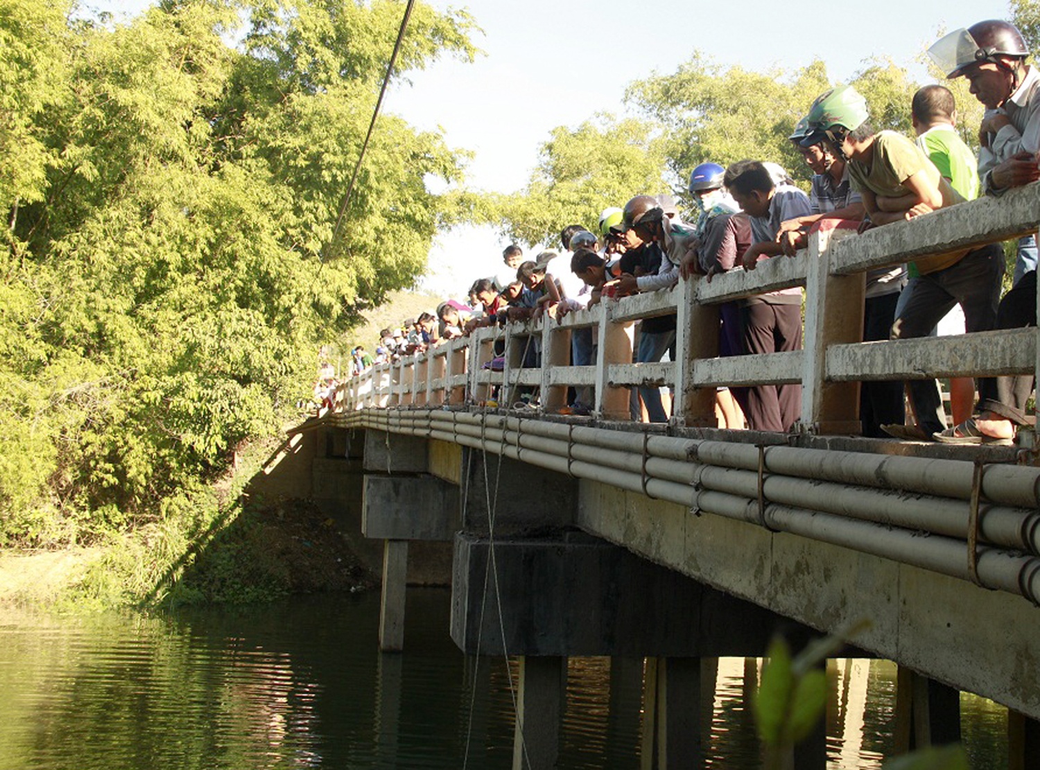 Gian chong, vo co bau 5 thang nhay cau tu tu hinh anh