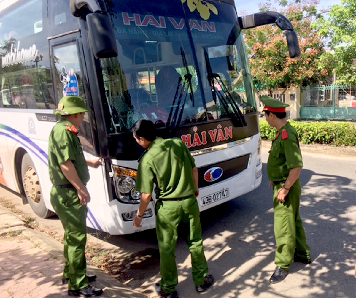 Tong chet nguoi, keo xac nan nhan bo ben duong roi chay tron hinh anh