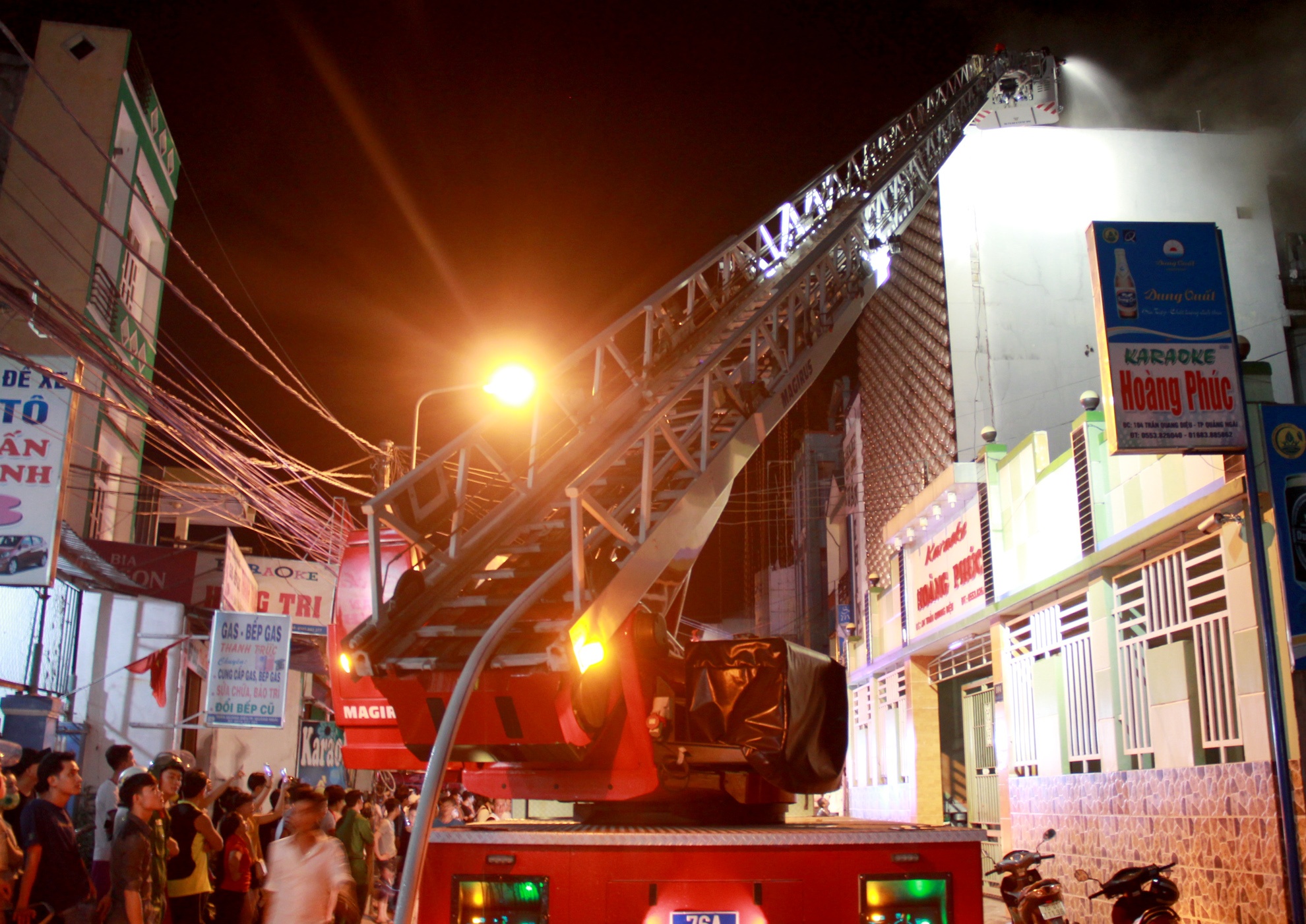 60 canh sat chua chay quan karaoke trong 7 gio hinh anh