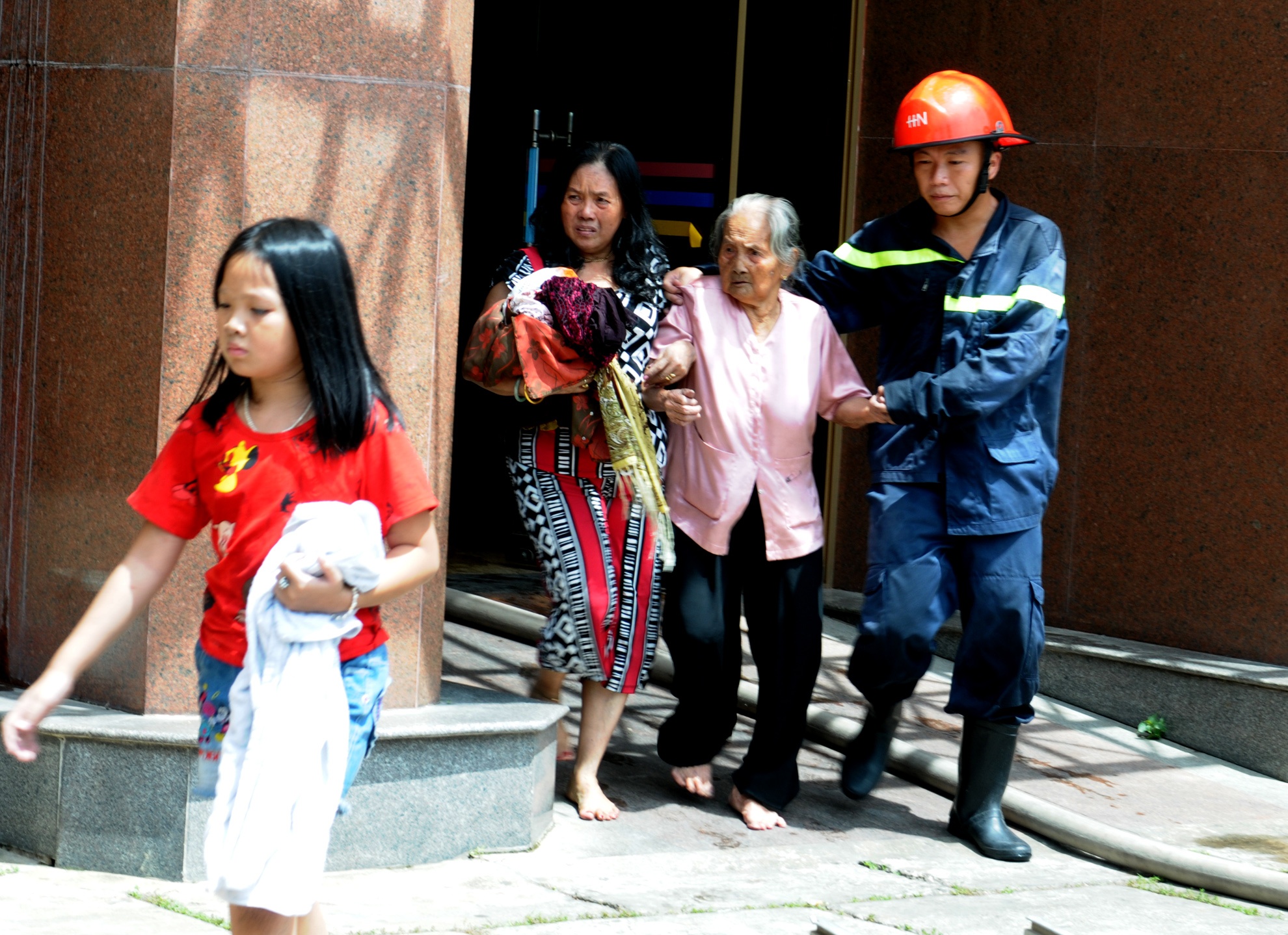 Chay khach san o pho bien Quy Nhon, du khach hoang so hinh anh