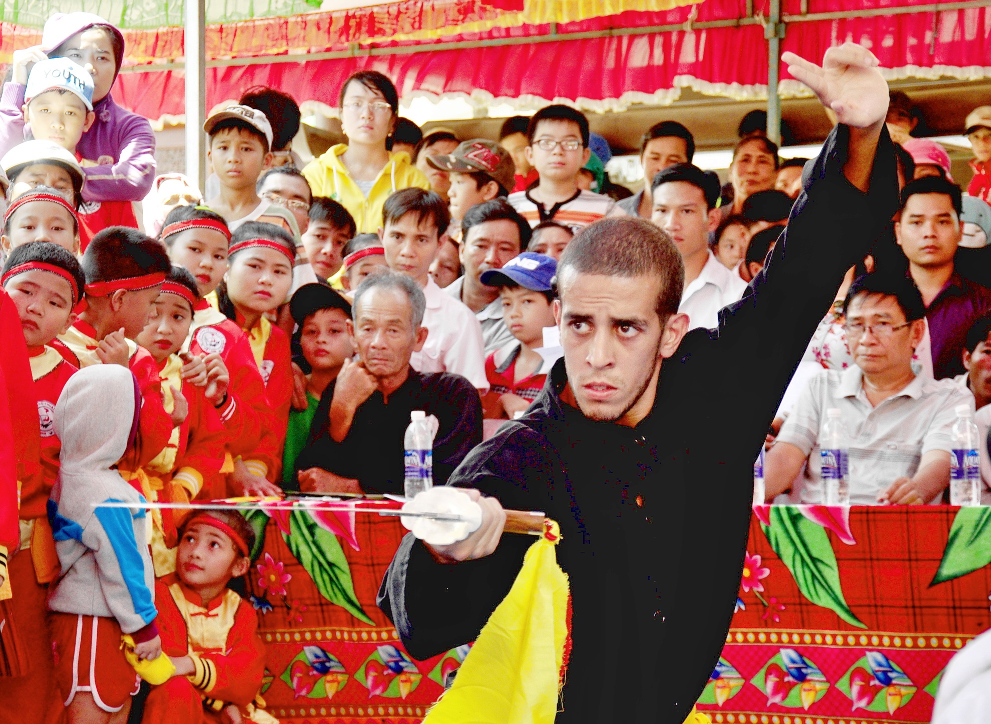 Nguoi Viet thich thu xem cac 'ong Tay' mua vo Binh Dinh hinh anh