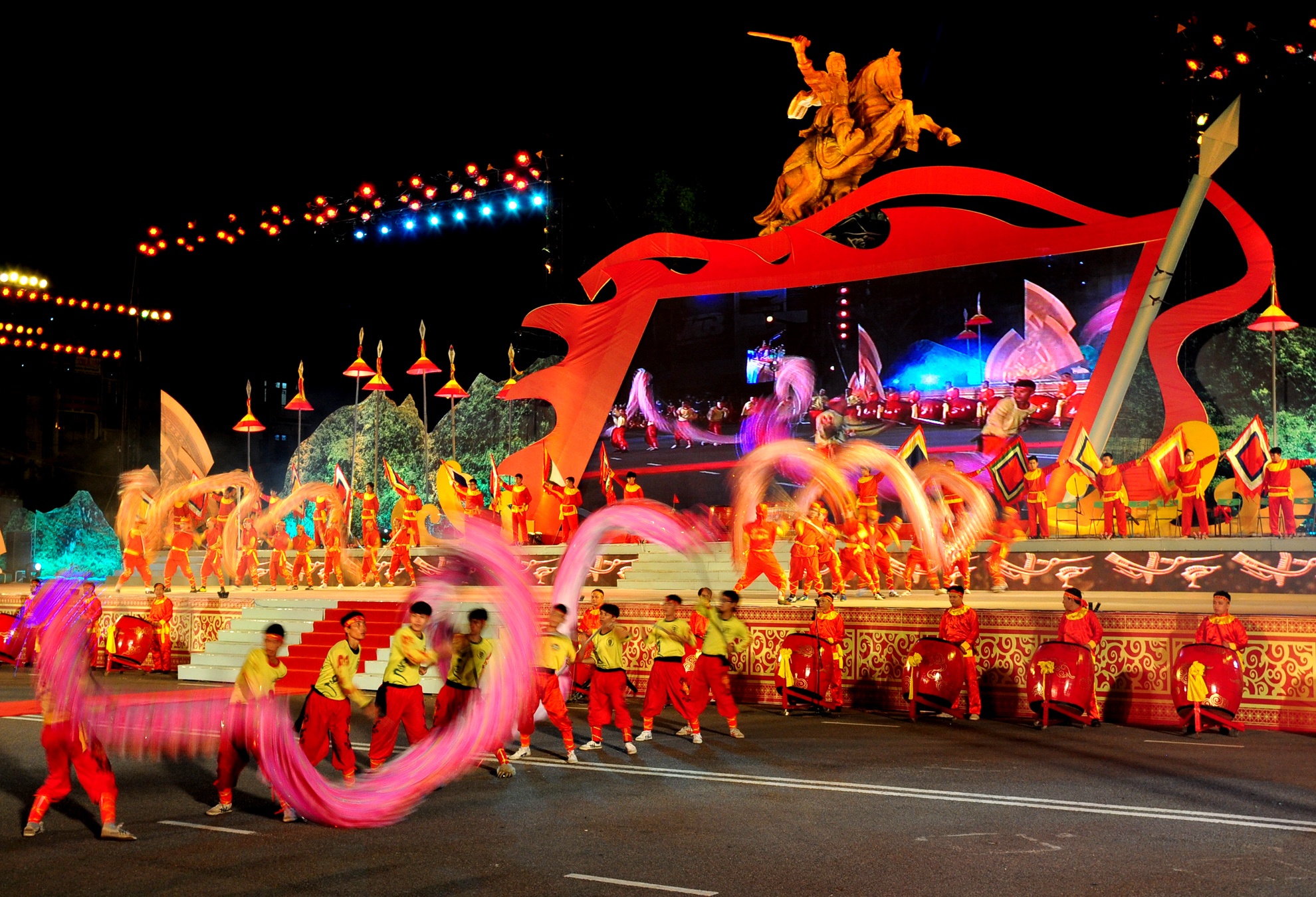 Mien dat vo Binh Dinh me hoac du khach anh 2