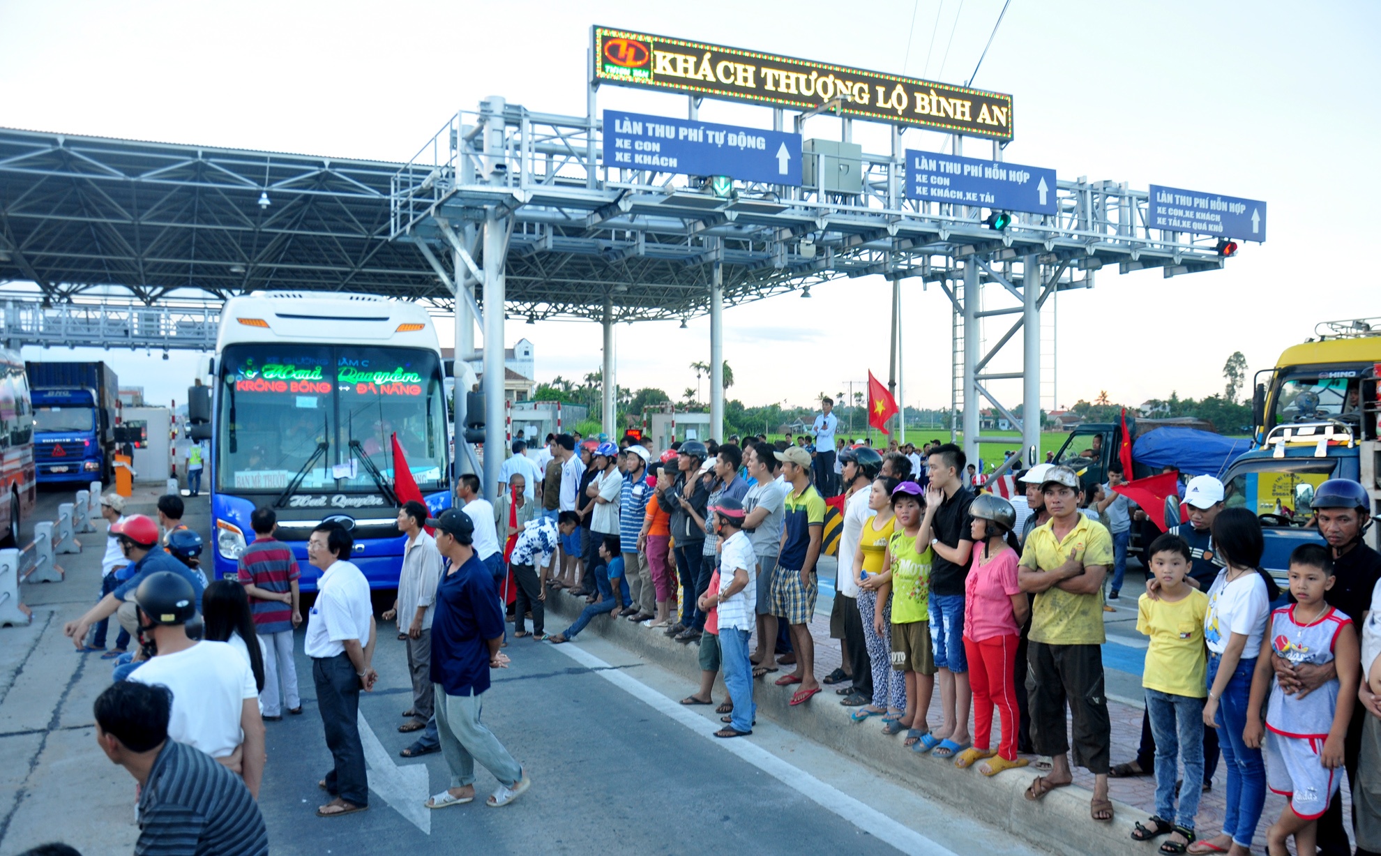 Dan chan tram thu phi,  quoc lo 1 tac nghen anh 1