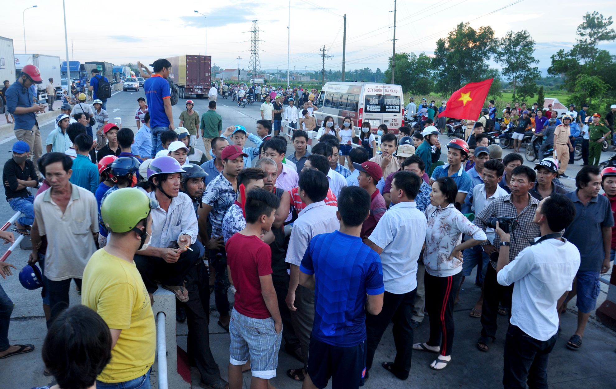 Dan chan tram thu phi,  quoc lo 1 tac nghen anh 2