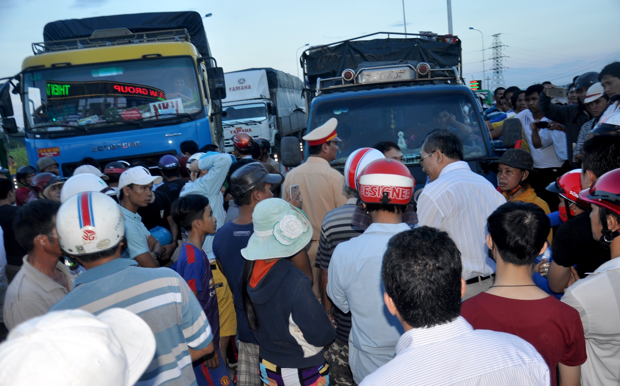 Dan chan xe tai tram thu phi, quoc lo 1 tac nghen hon 2 gio hinh anh