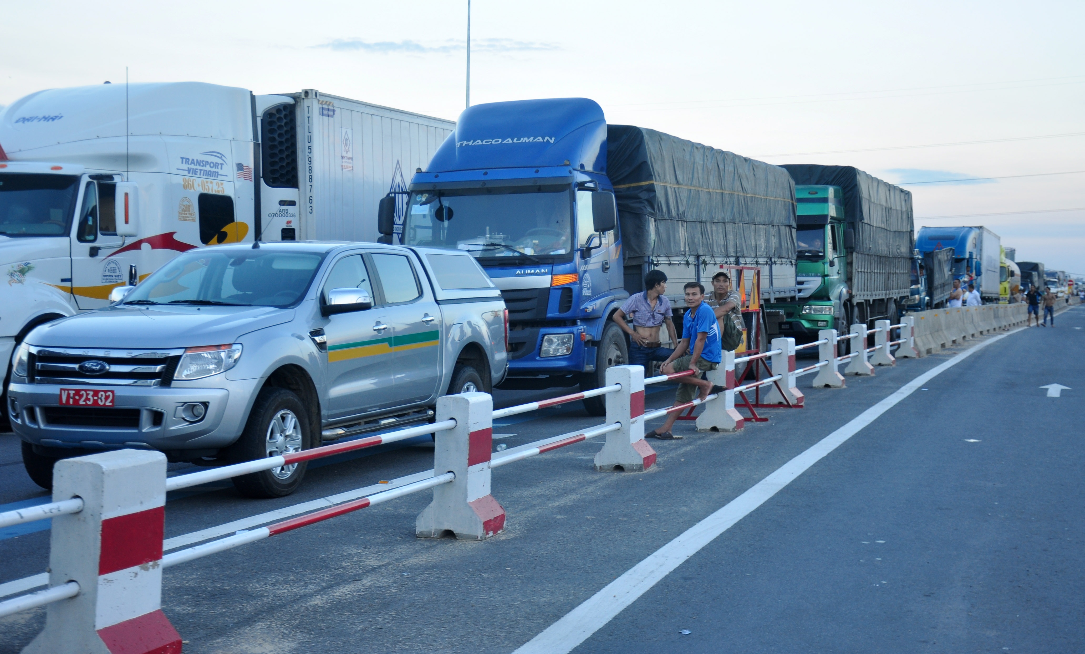 Dan chan tram thu phi,  quoc lo 1 tac nghen anh 7