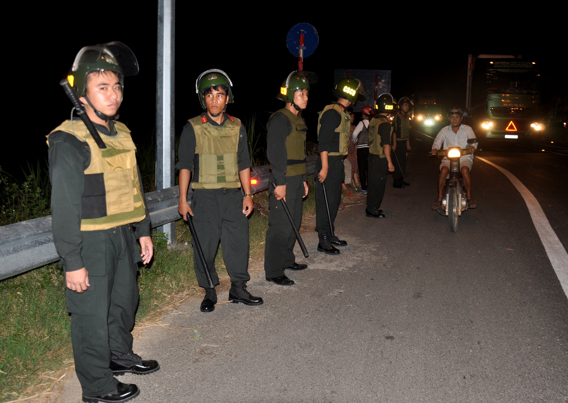 Dan chan tram thu phi,  quoc lo 1 tac nghen anh 9