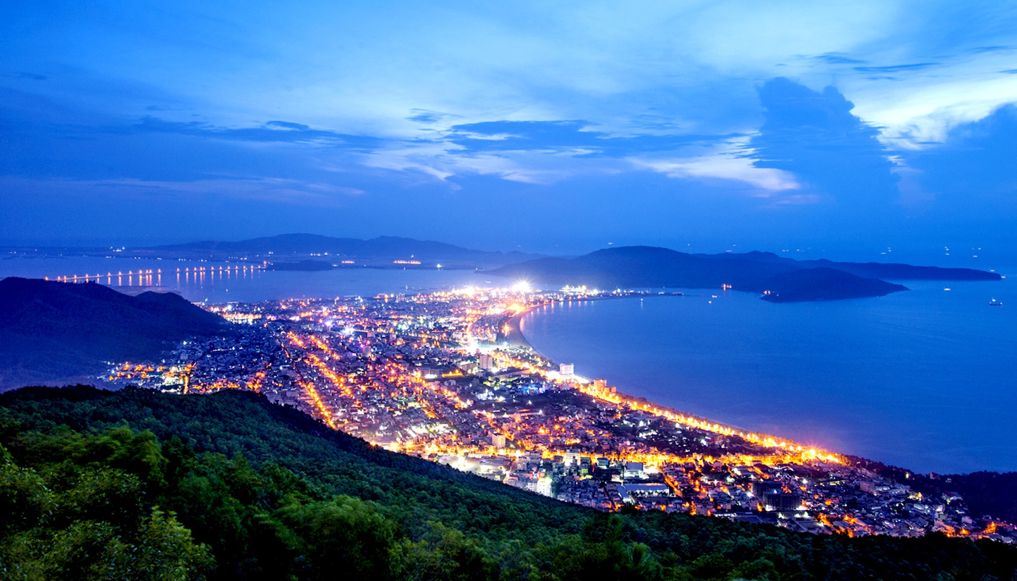 Mien dat vo Binh Dinh me hoac du khach anh 1