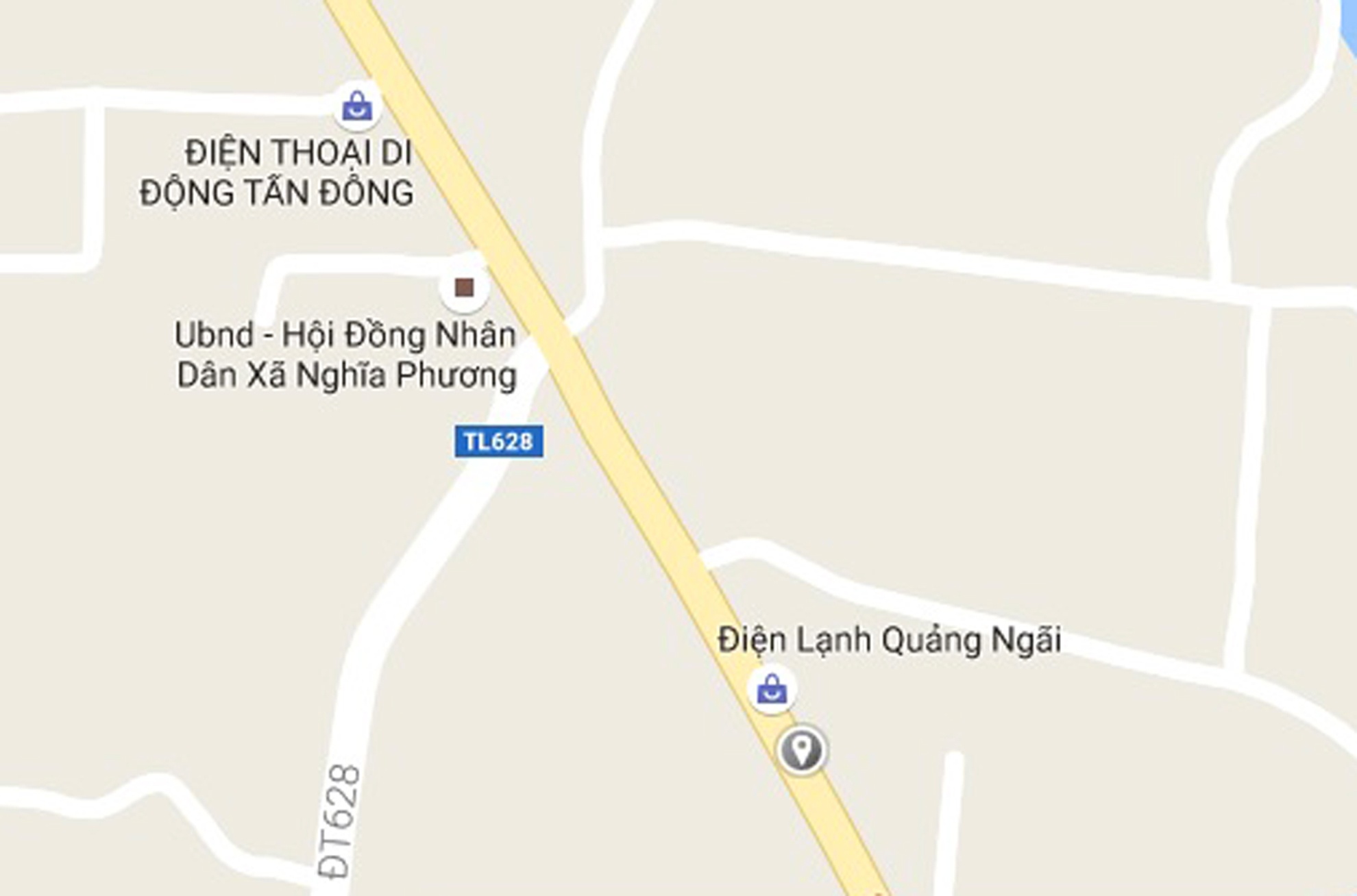 Xe container húc ôtô biển số xanh xoay tròn bể nát ảnh 3 Xe container huc oto bien so xanh xoay tron be nat anh 3