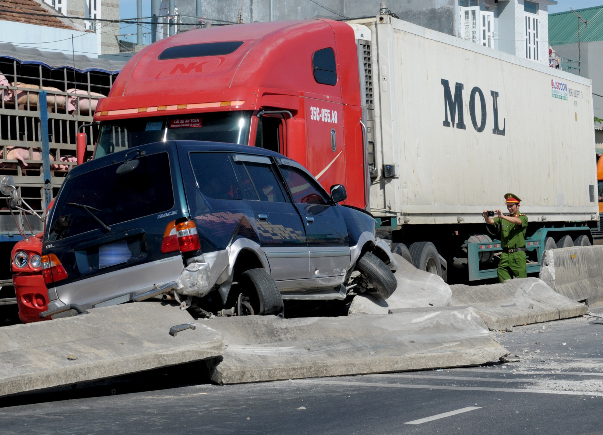 Xe container húc ôtô biển số xanh xoay tròn bể nát ảnh 2 Xe container huc oto bien so xanh xoay tron be nat anh 2