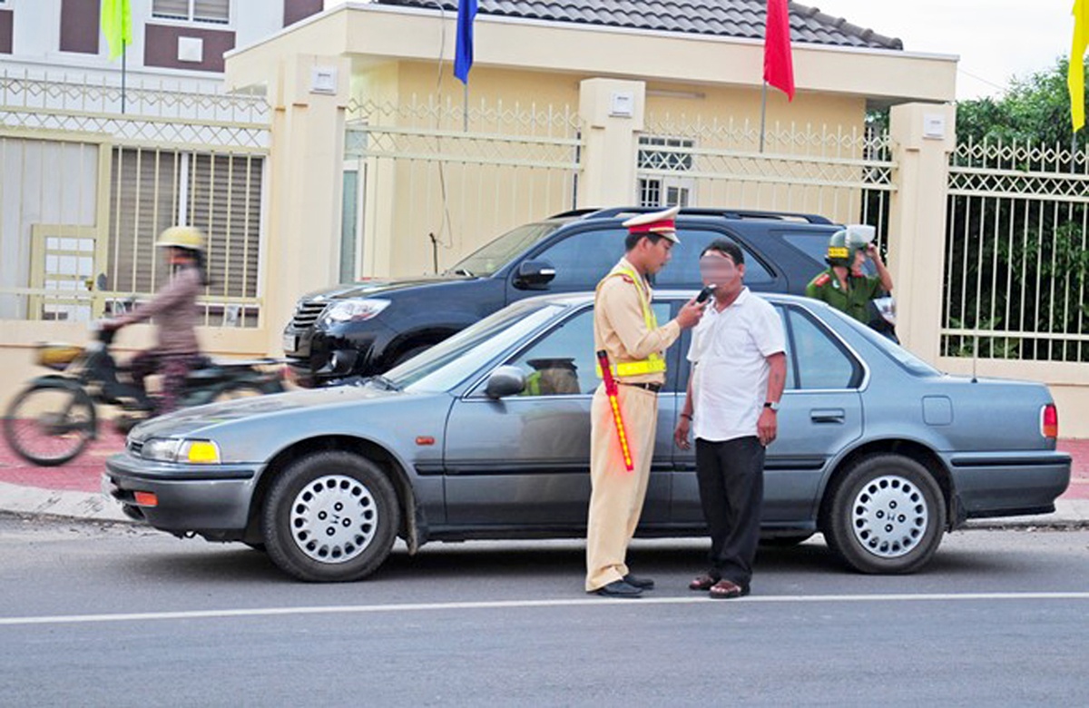 Canh sat truy bat tai xe tong chet nguoi roi bo tron hinh anh