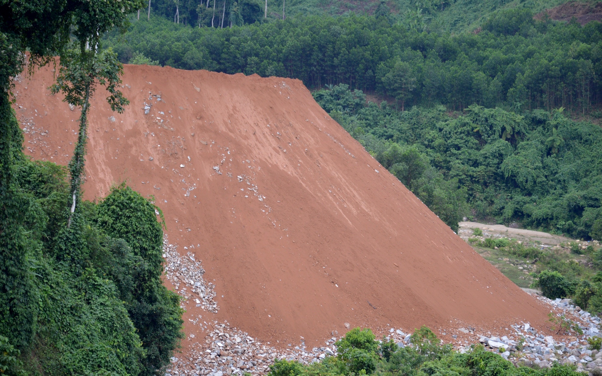 Xay thuy dien, doanh nghiep do trai phep chat thai ra song hinh anh