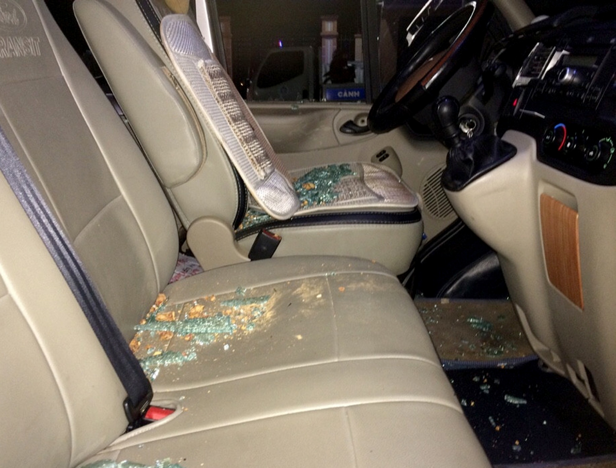 Xe khách bị ném đá ảnh 2 Xe khach bi nem da anh 2