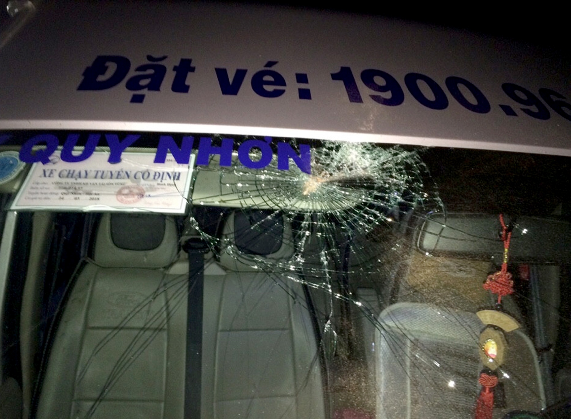 Nhom thanh nien ruot duoi xe khach, nem vo kinh hinh anh