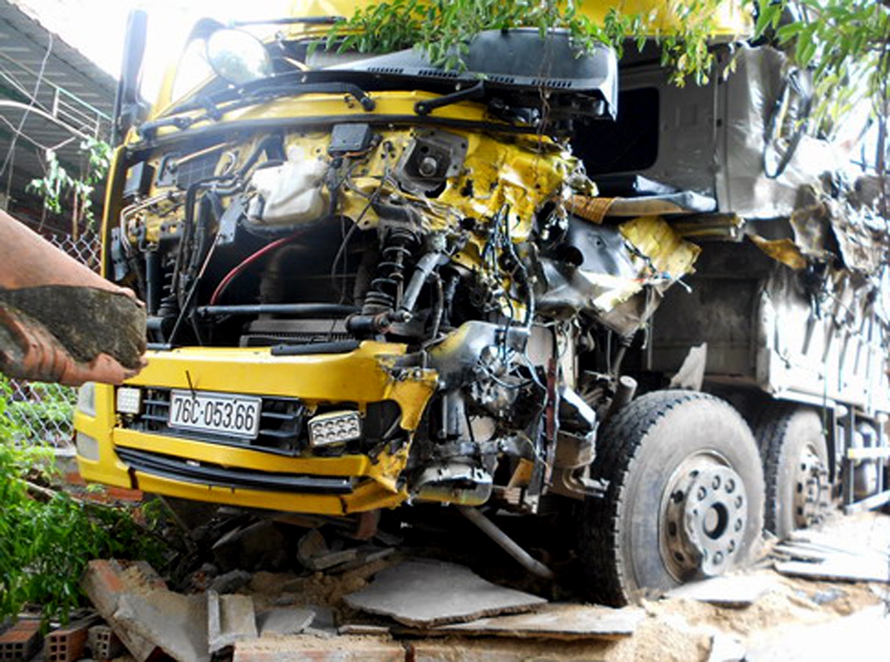 Oto tai va cham xe dau keo, tai xe vang xuong duong tu nan hinh anh