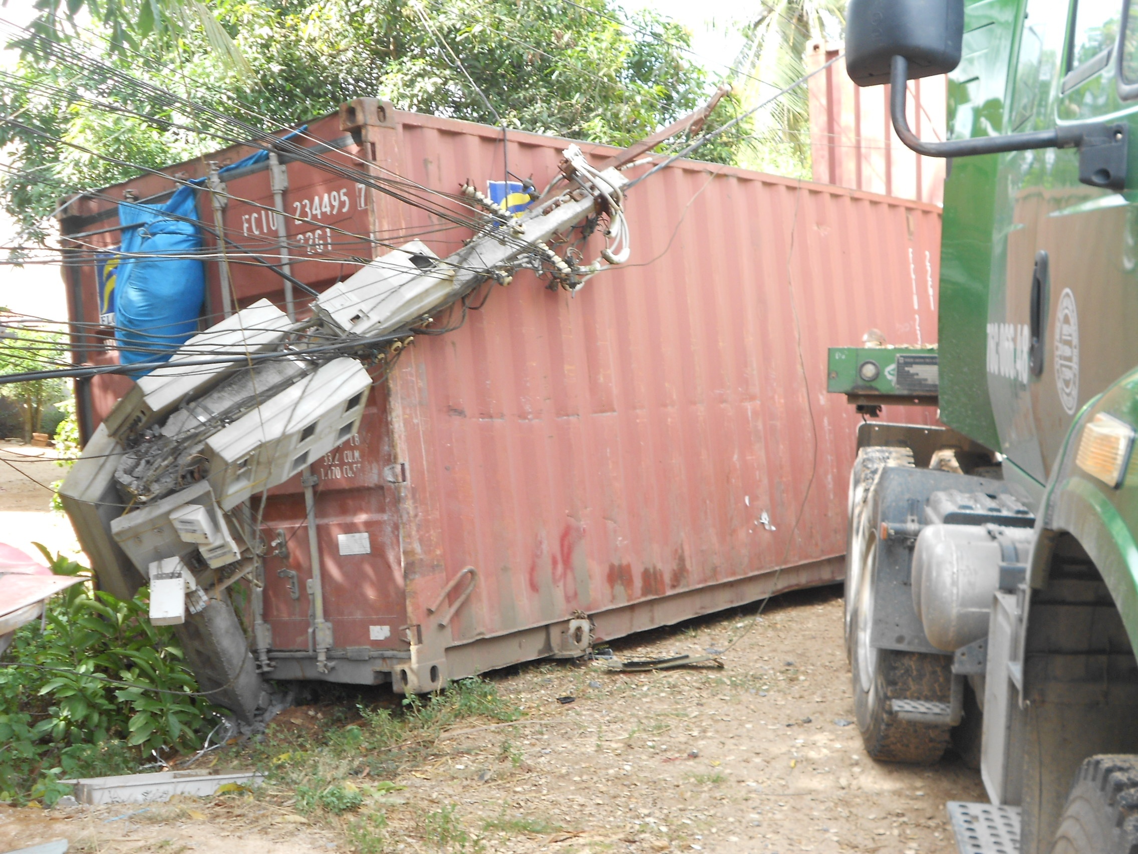 Ôtô tải húc xe container, tài xế bị hất văng trên quốc lộ tử nạn ảnh 2 Oto tai huc xe container, tai xe bi hat vang tren quoc lo tu nan anh 2