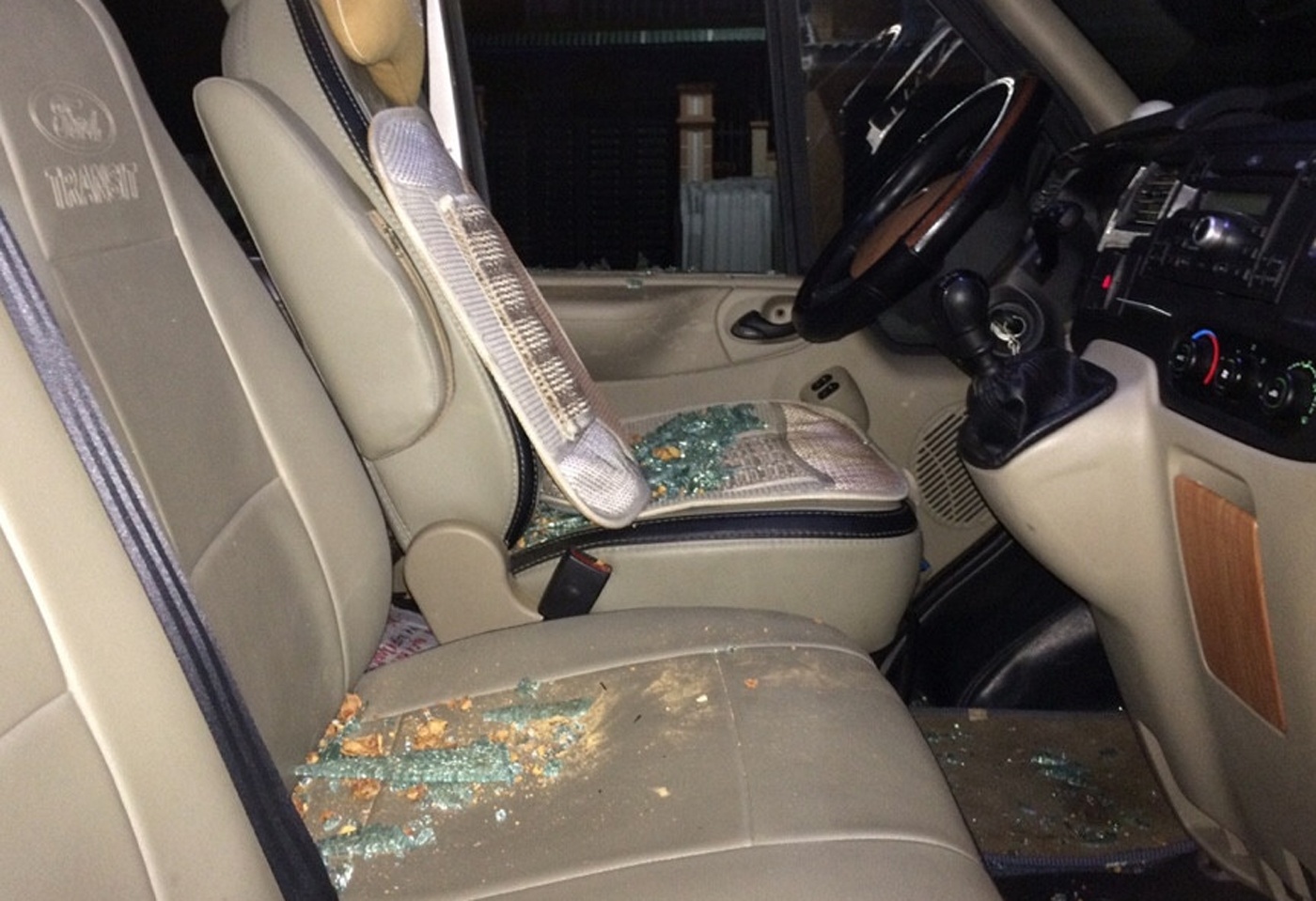 Truy lùng ba thanh niên rượt đuổi xe khách ảnh 2 Truy lung ba thanh nien ruot duoi xe khach anh 2