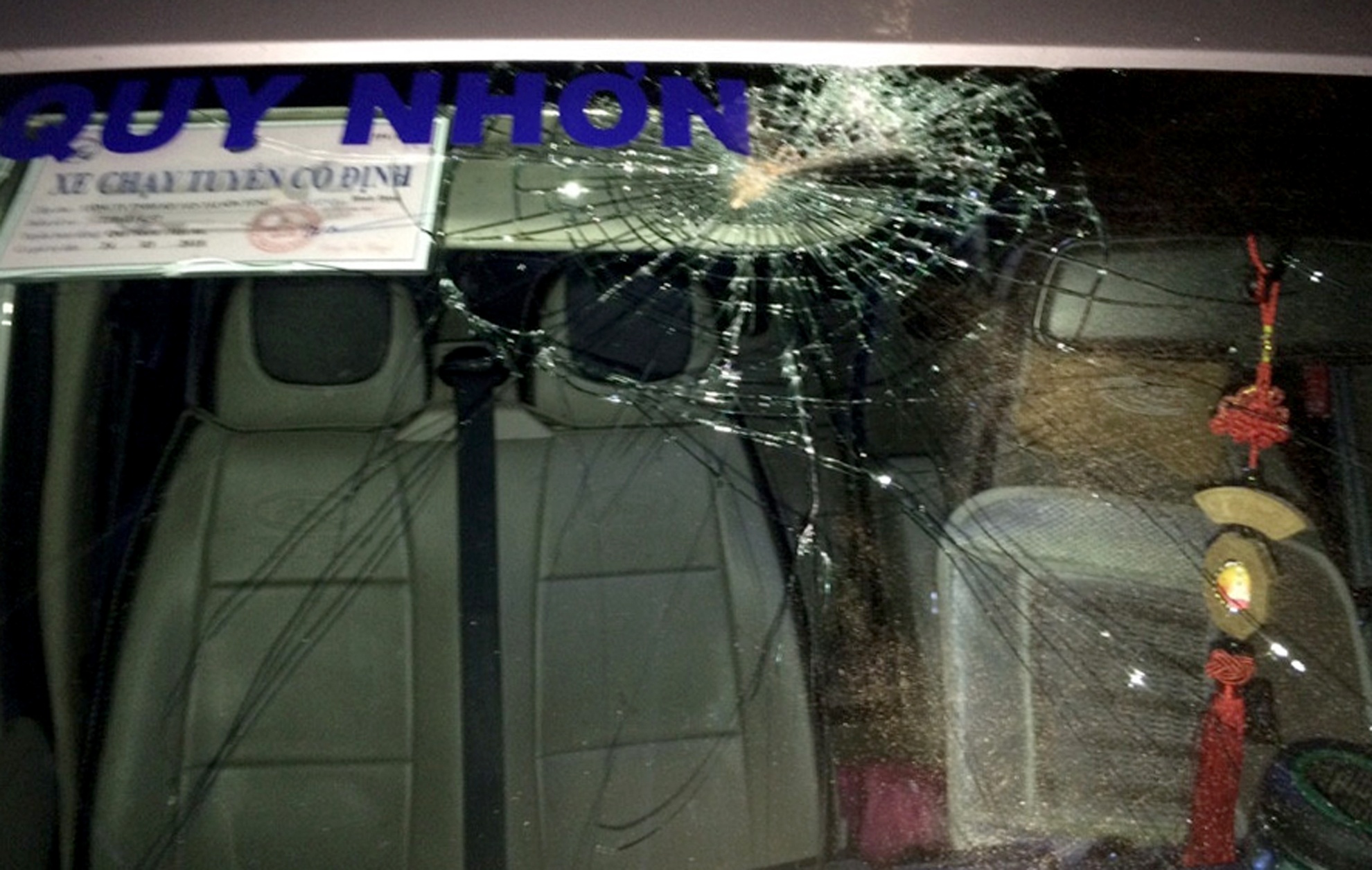 Xac dinh duoc nhom thanh nien nem da vo kinh xe khach hinh anh