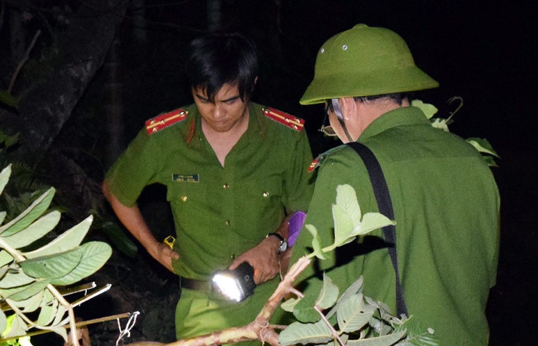 Con trai doat mang me, tan cong hang xom hinh anh