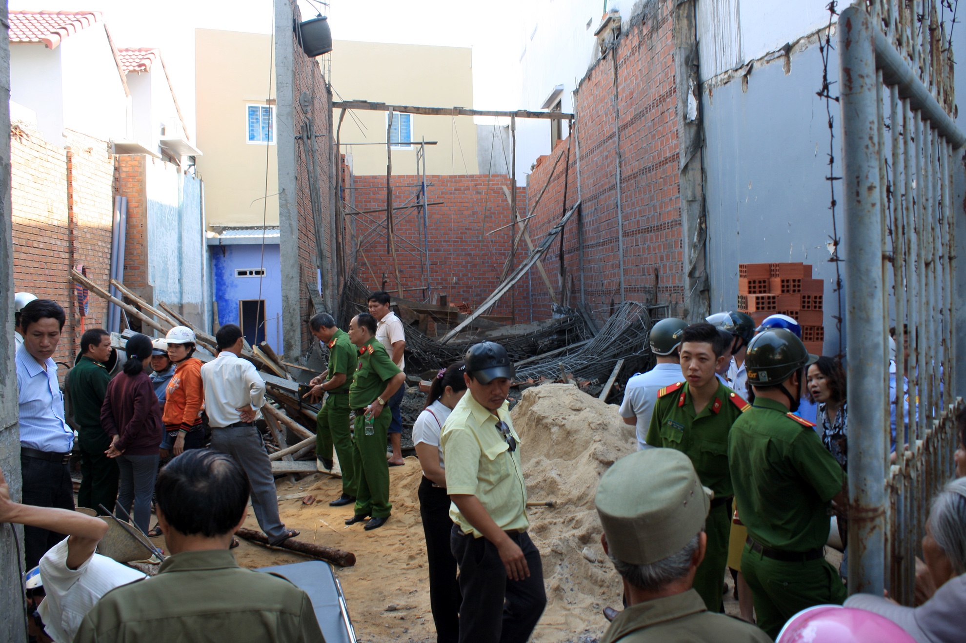 Sap cong trinh gay chet nguoi o Binh Dinh do gian giao yeu hinh anh