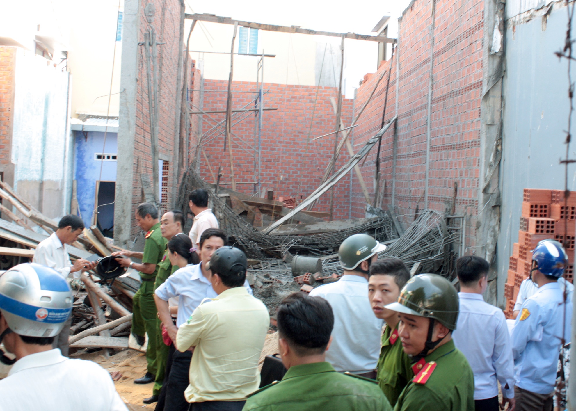 Sap nha dang thi cong, 7 nguoi gap nan hinh anh